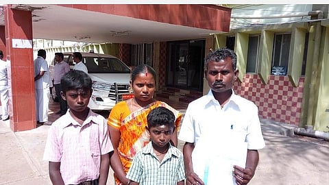 'பதவியேற்கவிடாமல் அதிமுகவினர் மிரட்டல்': ஊராட்சி வார்டு உறுப்பினர் குடும்பத்துடன் விருதுநகர் ஆட்சியரிடம் முறையீடு
