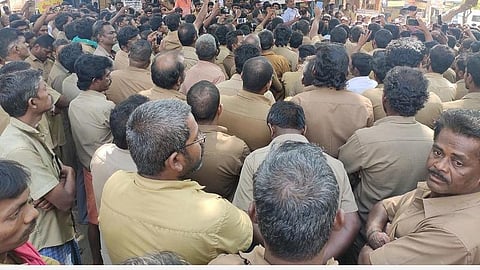 மின் கம்பியைப் பிடித்து மதுரை ஆட்டோ ஓட்டுநர் தற்கொலை: போலீஸ் கெடுபிடியே காரணம் எனக் கூறி சக தொழிலாளிகள் ஆர்ப்பாட்டம் 