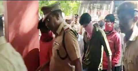நீதிமன்றத்திற்கு அழைத்து வரப்படும் குற்றவாளிகள்.