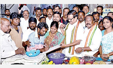 குடியுரிமை சட்டத்தை திரும்பப் பெற வலியுறுத்தி சென்னை திருவல்லிக்கேணி நெடுஞ்சாலையில் நேற்று மாலை தள்ளுவண்டி வியாபாரிகளிடம் கையெழுத்து பெறுகிறார் தமிழக காங்கிரஸ் தலைவர் கே.எஸ்.அழகிரி. உடன், சென்னை கிழக்கு மாவட்ட காங்கிரஸ் தலைவர் சிவ.ராஜசேகரன் உள்ளிட்டோர்.