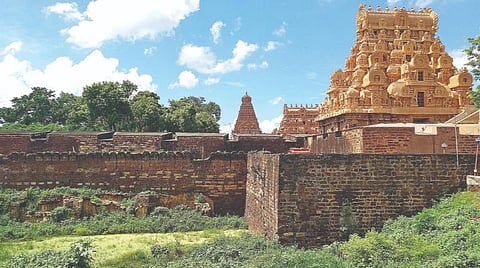 கோட்டைச் சுவரும் கொத்தளமும்...