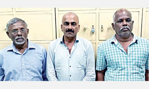 தனியார் நட்சத்திர ஓட்டலை ரூ.165 கோடிக்கு விற்பதாக கேரள தொழில் அதிபரிம் மோசடியில் ஈடுபட முயன்றதாக கைது செய்யப்பட்ட கருணாகரன், பரமானந்தம், தட்சிணா மூர்த்தி.