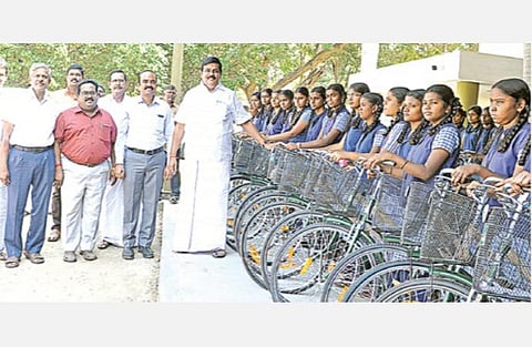 உடுமலையில் நடைபெற்ற அரசு நலத்திட்டங்கள் வழங்கும் விழாவில் பள்ளி மாணவிகளுக்கு விலையில்லா மிதிவண்டிகளை கால்நடை பராமரிப்புத் துறை அமைச்சர் உடுமலை கே.ராதாகிருஷ்ணன் வழங்கினார்.