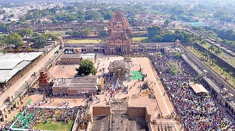 தஞ்சாவூர் பெரிய கோயில் குடமுழுக்கு விழாவைக் காண தமிழகத்தின் பல்வேறு பகுதிகளில் இருந்து நேற்று வந்து, கோயிலின் பல்வேறு பகுதிகளில் திரண்டிருந்த பக்தர்கள். மூலவர் விமானத்தின் உச்சியில் இருந்து எடுக்கப்பட்ட படம். ﻿