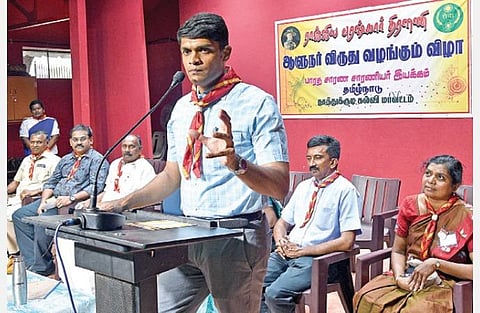 தூத்துக்குடியில் நடைபெற்ற விழாவில் சாரண, சாரணியர் இயக்க மாணவ, மாணவிகளுக்கு ராஜ்ஜிய புரஸ்கார் விருதுகளை வழங்கி மாவட்ட ஆட்சியர் சந்தீப் நந்தூரி பேசினார்.படம்: என்.ராஜேஷ்
