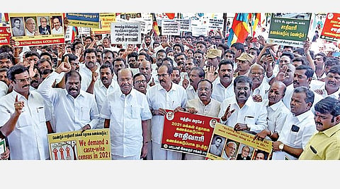 சாதிவாரி மக்கள் தொகை கணக்கெடுப்பு நடத்த வலியுறுத்தி பாட்டாளி இளைஞர் சங்கம் சார்பில் சென்னை வள்ளுவர் கோட்டம் அருகே நேற்று ஆர்ப்பாட்டம் நடைபெற்றது. இதில் பங்கேற்ற பாமக நிறுவனர் ராமதாஸ், பாமக தலைவர் ஜி.கே.மணி, முன்னாள் மத்திய அமைச்சர் ஏ.கே.மூர்த்தி உள்ளிட்ட நிர்வாகிகள். படம்: ம.பிரபு