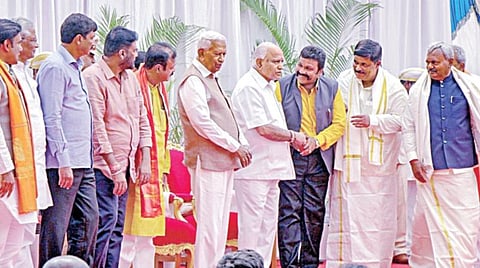 பெங்களூருவில் உள்ள ஆளுநர் மாளிகையில் நேற்று நடந்த பதவியேற்பு விழாவுக்கு  பிறகு புதிய அமைச்சர்களுக்கு முதல்வர் எடியூரப்பா, ஆளுநர் வாஜுபாய் வாலா ஆகியோர் வாழ்த்து தெரிவித்தனர்.