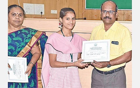 உலக சிக்கன நாள் விழாவையொட்டி நடத்தப்பட்ட போட்டிகளில் வெற்றி பெற்ற மாணவ, மாணவிகளுக்கு  திருச்சி மாவட்ட ஆட்சியர் சு.சிவராசு பரிசுகளையும், பாராட்டுச் சான்றிதழ்களையும் வழங்கினார். அருகில் சிறுசேமிப்பு உதவி இயக்குநர் ரா.சாந்தி உள்ளார்.