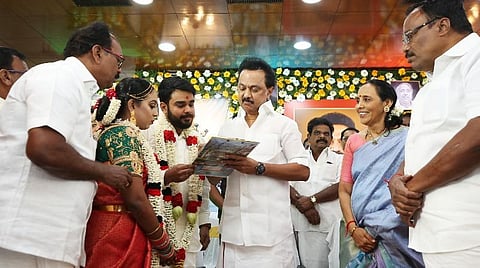 மணமக்களிடம் கையெழுத்து பெற்ற மு.க.ஸ்டாலின்.