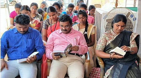 நெல்லை புத்தகத் திருவிழாவில் அதிகாரிகளுடன் அமர்ந்து 1 மணிநேரம் புத்தகம் வாசித்த மாவட்ட ஆட்சியர்