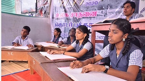 நெல்லை புத்தகத் திருவிழாவில் பிரெய்லி முறையில் பள்ளி மாணவ, மாணவிகள் வாசிப்பு: பார்வை சவாலை பொருட்படுத்தாமல் பங்கேற்பு; குவியும் பாராட்டு
