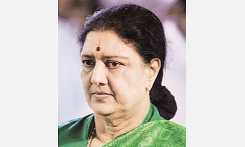 பண மதிப்பிழப்பு நடவடிக்கையின்போது வாங்கப்பட்ட சசிகலாவின் ரூ.1,674 கோடி சொத்துகளை முடக்க வருமானவரித் துறை நடவடிக்கை