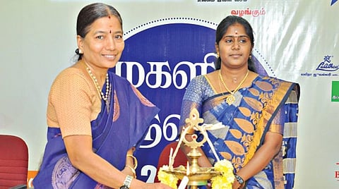 சேலம் அம்மாப்பேட்டை ஸ்ரீ சக்தி கைலாஷ் மகளிர் கல்லூரி வளாகத்தில் ‘இந்து தமிழ் திசை’ நாளிதழின் ‘பெண் இன்று’ இணைப்பிதழ் சார்பில் நடைபெற்ற மகளிர் திருவிழாவை, சேலம் மத்திய சட்டக் கல்லூரி உதவி பேராசிரியர் சத்திய பிரியா, சேலம் அரசு கலைக் கல்லூரி ஆங்கில பேராசிரியர் முனைவர் வி.அன்பரசி ஆகியோர் குத்துவிளக்கேற்றி தொடங்கி வைத்தனர்.
