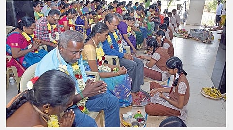 மகரிஷி வித்யா மந்திர் மேல்நிலைப் பள்ளியில் பெற்றோருக்கு பாத பூஜை செய்த மாணவ, மாணவிகள்.