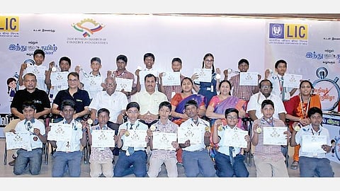 ‘இந்து தமிழ் திசை’ நாளிதழ், எல்ஐசி, இந்திய ரஷ்ய தொழில் வர்த்தக சபை சார்பில்  திருச்சி நெ.1 டோல்கேட் கூத்தூர் விக்னேஷ் வித்யாலயா சீனியர் செகண்டரி பள்ளியில் வெள்ளிக்கிழமை நடைபெற்ற அறிவியல் விநாடி- வினா போட்டியில் வெற்றி பெற்ற மாணவ, மாணவிகளுடன் விக்னேஷ் வித்யாலயா கல்விக் குழுமத்தின் தலைவர் வி.கோபிநாத், எல்ஐசி ரங்கம் கிளை உதவி மேலாளர் ஆஷா எஸ்.நாயர், பள்ளி அறங்காவலர் லட்சுமி பிரபா, இயக்குநர் ஆர்.வரதராஜன், பள்ளி முதல்வர் பத்மா சீனிவாசன், இந்திய ரஷ்ய தொழில் வர்த்தக சபையின் பொதுச்செயலாளர்  தங்கப்பன், நிர்வாகக் குழு உறுப்பினர் ஜெயந்தி மனோஜ், ‘கோயம்புத்தூர் குயிஸ் சர்க்கிள்’ செயலாளர் என்.செந்தில்குமார், துணைத் தலைவர் சி.வி.கோவிந்த்