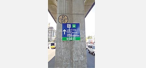 மெட்ரோ ரயில் மேம்பால தூணில் ஒட்டப்பட்டுள்ள வழிகாட்டி ஸ்டிக்கர்.