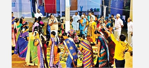 ஈரோடு மாவட்டம் சென்னிமலையில் தைப்பூசத்தை முன்னிட்டு நிலாச்சோறு திருவிழா கோலாகலமாக நடைபெற்றது. இதில் ஏராளமான பெண்கள் விடிய விடிய கும்மியடித்தும், திருமண விழாபோல் நடத்தியும் கொண்டாடி மகிழ்ந்தனர்.