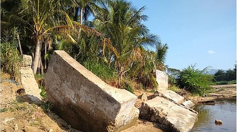 காட்டாற்று வெள்ளத்தின்போது மூலவைகையின் கரைகளில் இடிந்து விழுந்த தடுப்புச்சுவர்கள்: சீரமைக்க பொதுமக்கள் கோரிக்கை