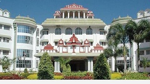 மதுரை, நெல்லை மாவட்டங்களில் சாலைகளை சீரமைக்கக்கோரி வழக்கு: நெடுஞ்சாலைத்துறை பதிலளிக்க உயர் நீதிமன்றம் உத்தரவு