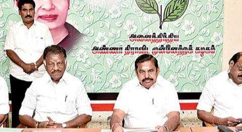 மாவட்டவாரியாக அதிமுக நிர்வாகிகளின் ஆலோசனைக் கூட்டம் ஒருங்கிணைப்பாளர்கள் ஓ.பன்னீர்செல்வம், முதல்வர் பழனிசாமி தலைமையில் சென்னை ராயப்பேட்டையில் உள்ள தலைமை அலுவலகத்தில் நேற்று தொடங்கியது. உடன் துணை ஒருங்கிணைப் பாளர்கள்  கே.பி.முனுசாமி, ஆர்.வைத்திலிங்கம், அமைப்புச் செயலாளர் நத்தம் விஸ்வநாதன் மற்றும் அமைச்சர்கள். படம்: க.பரத்