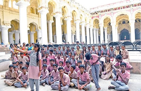 கல்விச் சுற்றுலாவாக மதுரை திருமலை நாயக்கர் மகாலை பார்க்க வந்த அருப்புக்கோட்டை உடையனம்பட்டி அரசு உயர்நிலைப் பள்ளி மாணவ, மாணவிகள். படம்: எஸ். கிருஷ்ணமூர்த்தி