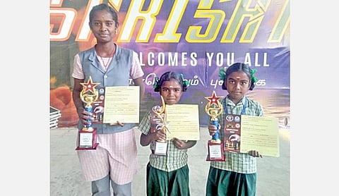 மதுரை திருப்பரங்குன்றம் தியாகராஜர் பொறியியல் கல்லூரியில் நடைபெற்ற மாநில சதுரங்கப் போட்டியில் வெற்றி பெற்ற அரசு பள்ளி மாணவிகளுக்கு பரிசுக் கோப்பைகள் வழங்கப்பட்டன.