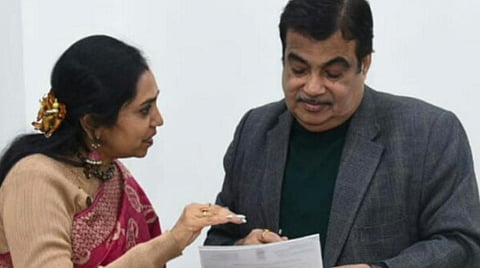 மத்திய அமைச்சர் நிதின் கட்கரியிடம் நேரில் மனு அளித்த தமிழச்சி தங்கபாண்டியன்.