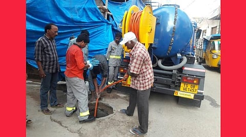 சாக்கடைகளை சுத்தம் செய்யும் பணிக்கு இயந்திரம்; மாவட்டத்துக்கு தலா ரூ.10 கோடி ஒதுக்கவேண்டும்: அரசுக்கு உயர் நீதிமன்றம் அறிவுறுத்தல்