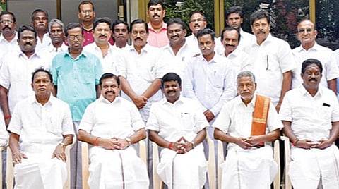 காவிரி டெல்டா பகுதிகள் ‘பாதுகாக்கப்பட்ட சிறப்பு வேளாண் மண்டலமாக’ மாற்றப்படும் என்று முதல்வர் பழனிசாமி அறிவித்துள்ளார். இதைத் தொடர்ந்து சென்னை முகாம் அலுவலகத்தில் புதுக்கோட்டை மாவட்டம் நெடுவாசல் மற்றும் அதைச் சுற்றியுள்ள 30 கிராமங்களைச் சேர்ந்த விவசாய பிரதிநிதிகள் மற்றும் ஊராட்சித் தலைவர்கள் முதல்வரைச் சந்தித்து நன்றி தெரிவித்த பின்னர் குழு புகைப்படம் எடுத்துக் கொண்டனர். உடன், சுகாதாரத் துறை அமைச்சர் சி.விஜயபாஸ்கர், எம்எல்ஏக்கள் பி.ஆறுமுகம், ரத்தினசபாபதி, தமிழ்நாடு வீட்டுவசதி வாரிய தலைவர் பி.கே.வைரமுத்து.