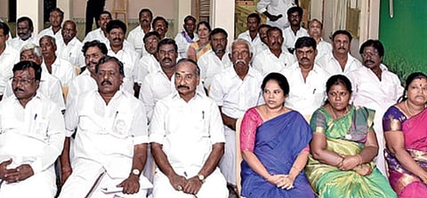 மாவட்டவாரியாக அதிமுக நிர்வாகிகளின் ஆலோசனைக் கூட்டம் சென்னை ராயப்பேட்டையில் உள்ள கட்சியின் தலைமை அலுவலகத்தில் 2-வது நாளாக நேற்று நடைபெற்றது. இதில், திருவண்ணாமலை வடக்கு, தெற்கு, நீலகிரி, சிவகங்கை, ராமநாதபுரம், தூத்துக்குடி வடக்கு, தெற்கு மாவட்டத்துக்கான நிர்வாகிகள் பங்கேற்றனர். படம்: பு.க.பிரவீன்
