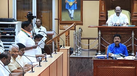 தீர்மானத்தை முன்மொழியும் புதுச்சேரி முதல்வர் நாராயணசாமி.