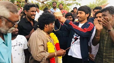 யோகி பாபுவுக்கு திருமணப் பரிசு அளித்த தனுஷ்