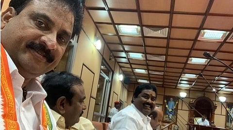 செல்ஃபி எடுக்கும் காங்கிரஸ் எம்எல்ஏ ஜான்குமார்.