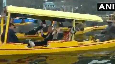 வெளிநாட்டுத் தூதர்கள் ஸ்ரீநகரில் படகு சவாரியில் ஈடுபட்டனர் | படம்: ட்விட்டர்
