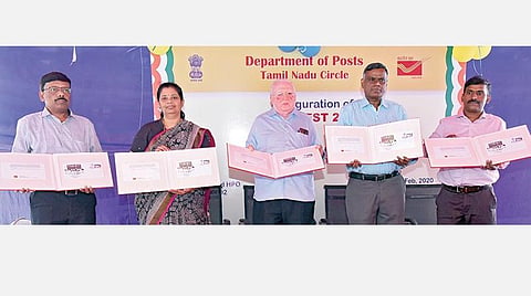 ‘கிளப்ஃபெஸ்ட்-2020’ என்ற விழாவை முன்னிட்டு சிறப்பு அஞ்சல் உறை வெளியிடப்பட்டது. இதில் பங்கேற்ற (இடமிருந்து) அண்ணாசாலை தலைமை அஞ்சலகத்தின் தலைமை அஞ்சல் தலைவர் வி.கனகராஜன், சென்னை நகர மண்டல அஞ்சல் துறை தலைவர் (பொறுப்பு) சுமதி ரவிச்சந்திரன், தென்னிந்திய அஞ்சல் தலை சேகரிப்போர் சங்கத்தின் தலைவர் ஜி.அமர்சந்த், தமிழ்நாடு வட்ட தலைமை அஞ்சல் துறை தலைவர் எம்.சம்பத் மற்றும் அஞ்சல் சேவை இயக்குனர் ஏ.கோவிந்தராஜன்.படம்: எல்.சீனிவாசன்