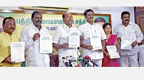 பாமகவின் 14-வது பொது நிழல் பட்ஜெட்டை சென்னை தியாகராயநகரில் உள்ள கட்சி அலுவலகத்தில் ராமதாஸ் நேற்று வெளியிட்டார். உடன் பாமக தலைவர் ஜி.கே.மணி, மாநில இணை பொதுச் செயலாளர் ஏ.கே.மூர்த்தி, புதுச்சேரி அமைப்பாளர் தன்ராஜ் உள்ளிட்டோர்.படம்: ம.பிரபு