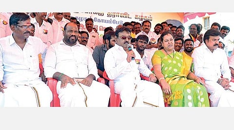 தேமுதிகவின் கொடிநாள் விழா சென்னை கோயம்பேட்டில் உள்ள தலைமை அலுவலகத்தில் நேற்று நடைபெற்றது. இதில், பங்கேற்று பேசுகிறார் தேமுதிக தலைவர் விஜயகாந்த். உடன் பொருளாளர் பிரேமலதா விஜயகாந்த், துணை செயலாளர்கள்எல்.கே.சுதீஷ், ப.பார்த்தசாரதி, ஏ.எஸ்.அக்பர் உள்ளிட்டோர்.படம்: பு.க.பிரவீன்