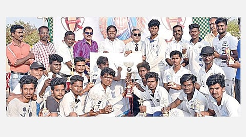 பெரம்பலூரில் நடைபெற்ற மாநில அளவிலான கிரிக்கெட் போட்டியில் முதலிடம் பெற்ற தனலட்சுமி சீனிவாசன் பள்ளி அணிக்கு பரிசுக் கோப்பை, காசோலையை வழங்குகிறார்  தனலட்சுமி சீனிவாசன் கல்வி நிறுவனங்களின் தாளாளர் அ.சீனிவாசன். அருகில், செயலாளர் பி.நீலராஜ், தமிழ்நாடு பள்ளிகள் கிரிக்கெட் சங்க தலைவர் கே.சொக்கலிங்கம், செயலாளர் பி.பி. சுனில்குமார் ஆகியோர் உள்ளனர்.