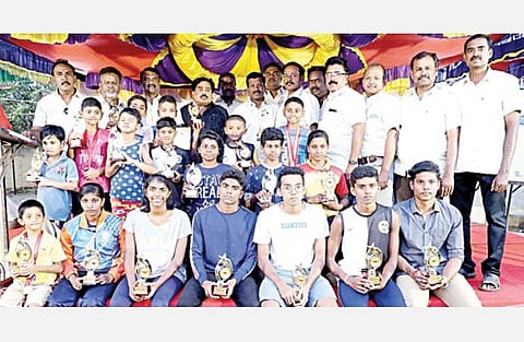 மதுரையில் நடைபெற்ற மாநில அளவிலான நீச்சல் போட்டியில் தனி நபர் சாம்பியன் பட்டம் பெற்ற வீரர், வீராங்கனைகள்.