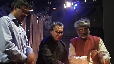 நாடகத் திருவிழாவை குத்து விளக்கேற்றித் தொடங்கி வைக்கும் நாசர்.