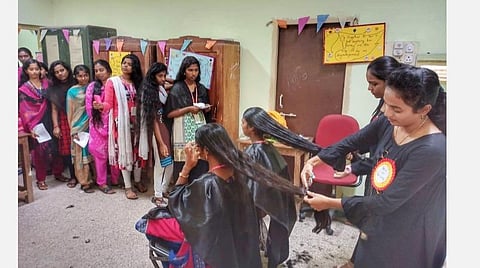 புற்றுநோயாளிகளுக்கு உதவ தலைமுடியைத் தானமாகத் தந்த புதுச்சேரி அரசுக் கல்லூரி மாணவிகள், பேராசிரியைகள்