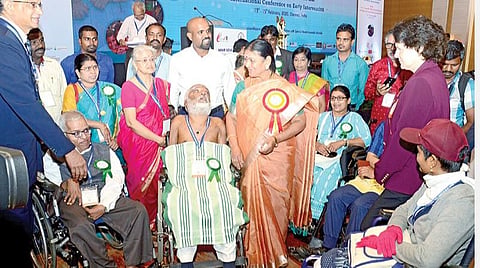 சென்னை தேனாம்பேட்டையில் உள்ள தனியார் ஓட்டலில் அமர் சேவா சங்கம் சார்பில் குழந்தைகளின் இயல்பான வளர்ச்சியின்மையை ஆரம்ப நிலையிலேயே கண்டறிவது தொடர்பான பயிலரங்கம் நேற்று நடைபெற்றது. இப்பயிலரங்கில், சமூகநலத் துறை அமைச்சர் வி.சரோஜா, அமர் சேவா சங்கத்தின் தலைவர் எஸ்.ராமகிருஷ்ணன், மாற்றுத்திறனாளிகள் நலத் துறையின் இயக்குநர் ஜானி டாம் வர்கீஸ் உள்ளிட்ட பலர் பங்கேற்றனர்.படம்: க.பரத்