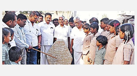 காவேரிப்பட்டணம் அருகே என்.தட்டக்கல் கிராமத்தில் கண்டெடுக்கப்பட்ட 650 ஆண்டுகள் பழமையான கல்வெட்டின் வரலாற்றை பள்ளி மாணவ, மாணவிகளுக்கு விளக்கிய காப்பாட்சியர் கோவிந்தராஜ்.