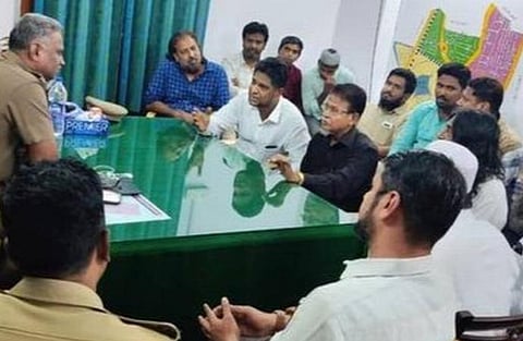 சென்னை காவல் ஆணையர் ஏ.கே.விஸ்வநாதன் இஸ்லாமிய அரசியல் அமைப்புகளுடன் பேச்சுவார்த்தை நடத்தினார். | படம்: சிறப்பு ஏற்பாடு.
