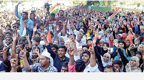 குடியுரிமைச் சட்டத்துக்கு எதிராக வண்ணாரப்பேட்டை மணிக்கூண்டு அருகில் நேற்று 2-வது நாளாக நடந்த போராட்டத்தில் ஏராளமான முஸ்லிம்கள் பங்கேற்றனர்.படம்: க.பரத்