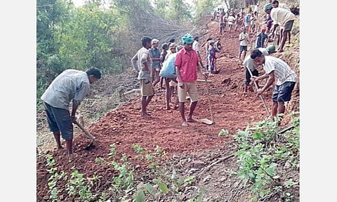 விசாகப்பட்டினம் அருகே கிராமத்தில் சாலை அமைக்கும் பணியில் ஈடுபட்டிருக்கும் பழங்குடிகள்.