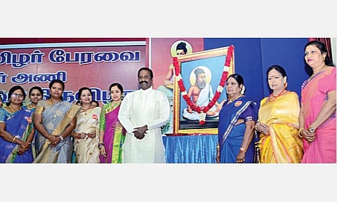 சென்னையில் நடைபெற்ற திருக்குறள் விழாவில் பங்கேற்ற கவிஞர் வைரமுத்து, தமிழச்சி தங்கப்பாண்டியன் எம்பி,வழக்கறிஞர் நளினி சிதம்பரம், பேராசிரியர் பர்வீன் சுல்தானா, பாடகி மகதி உள்ளிட்டோர்.படம்: க.பரத்