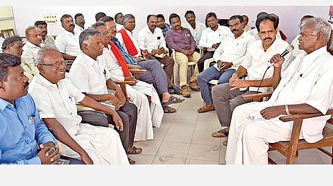 தமிழ்நாடு ஒடுக்கப்பட்டோர் வாழ்வுரிமை இயக்கத்தின் மாநிலக் குழு கூட்டம் சென்னை எழும்பூரில் உள்ள இக்‌ஷா மையத்தில் நேற்று நடைபெற்றது. இக்கூட்டத்தில் பேசுகிறார் இந்திய கம்யூனிஸ்ட் கட்சியின் மூத்த தலைவர் ஆர். நல்லகண்ணு. 	படம்: ம.பிரபு