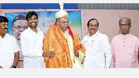 பாஜக மூத்த தலைவர் இல.கணேசனின் பொதுவாழ்க்கை பொன் விழா சென்னையில் நேற்று நடைபெற்றது. இதில் அவருக்கு வாழ்த்து தெரிவிக்கிறார் அக்கட்சியின் தேசியச் செயலாளர் ஹெச்.ராஜா. உடன், பாஜக நிர்வாகிகள் டால்பின் ஸ்ரீதரன், பொற்றாமரை சங்கரன், ‘பாரத மண் வாசனை’ அமைப்பின் தலைவர் வீர திருநாவுக்கரசு, சென்னை விவேகானந்தா கல்லூரி முன்னாள் முதல்வர் வ.வே.சுப்பிரமணியன் ஆகியோர். படம்: க.பரத்