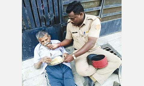 முதியோருக்கு உணவு ஊட்டிவிடும் போலீஸ்காரர் மோகன்.﻿